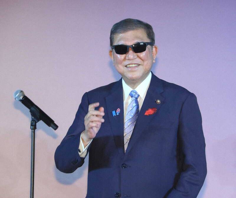 石破茂卸任前夕获“日本最佳眼镜佩戴者”奖