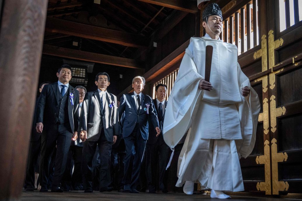 石破茂和高市早苗向靖国神社供奉供品