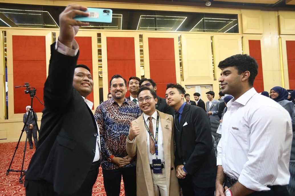 社媒时代人人皆外交官 阿斯拉夫吁青年谨言慎行