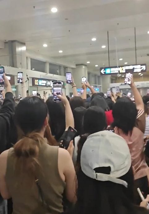 私人行程曝光被围堵 TXT秀彬怒摔私生饭手机