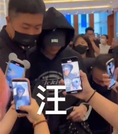 私人行程曝光被围堵 TXT秀彬怒摔私生饭手机