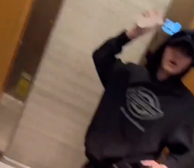 私人行程曝光被围堵 TXT秀彬怒摔私生饭手机