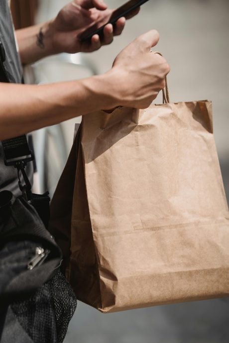 纸袋暗藏手机偷拍女子换衣落网 青年认罪罚款100