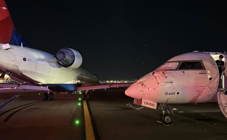 纽约机场惊现跑道险情 达美2客机滑行中擦碰