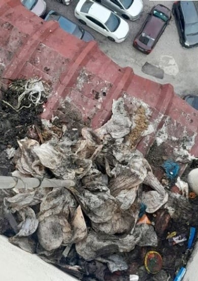 组屋遮阳篷成垃圾场 缺德邻居扔烟蒂险酿火灾!