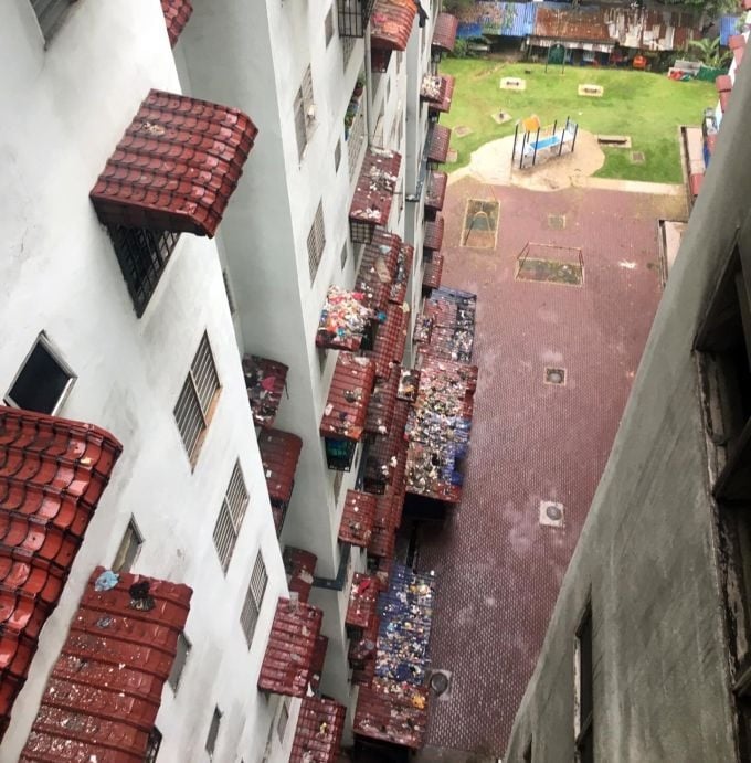 组屋遮阳篷成垃圾场 缺德邻居扔烟蒂险酿火灾!