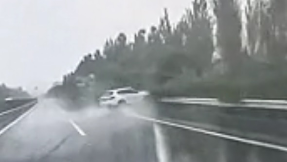 网传SUV山西高速公路失控撞栏翻滚 女子被甩到空中