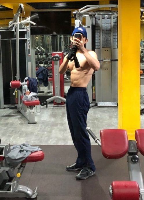 罕晒精壮腹肌身材 林宥嘉健身房大方脱了