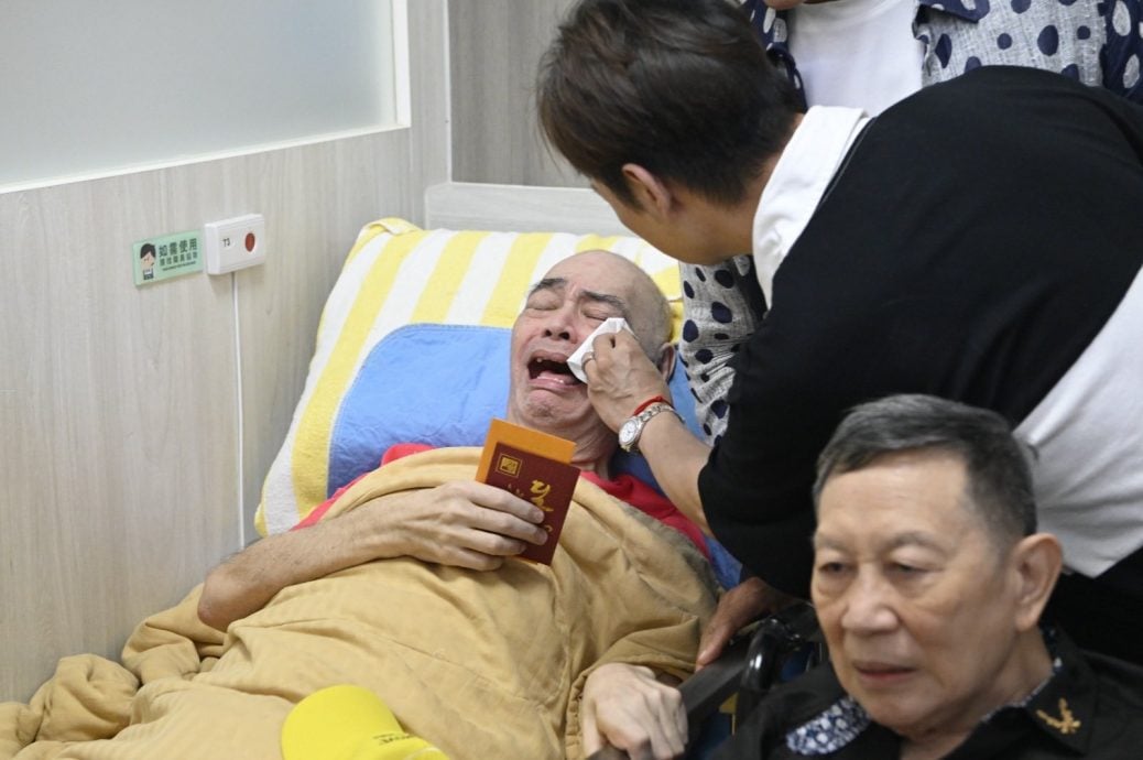 罗浩楷坐轮椅中秋送暖 探望秦煌与张伟文泪崩