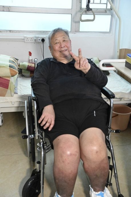 罗浩楷坐轮椅中秋送暖 探望秦煌与张伟文泪崩