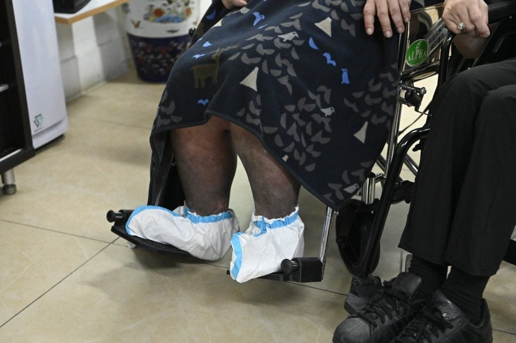 罗浩楷坐轮椅中秋送暖 探望秦煌与张伟文泪崩