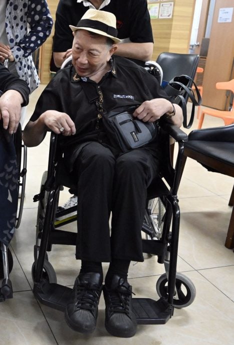 罗浩楷坐轮椅中秋送暖 探望秦煌与张伟文泪崩