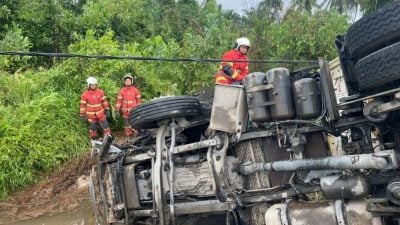 罗里 轿车 摩托车连环撞  一家四口停车施救 母丧命
