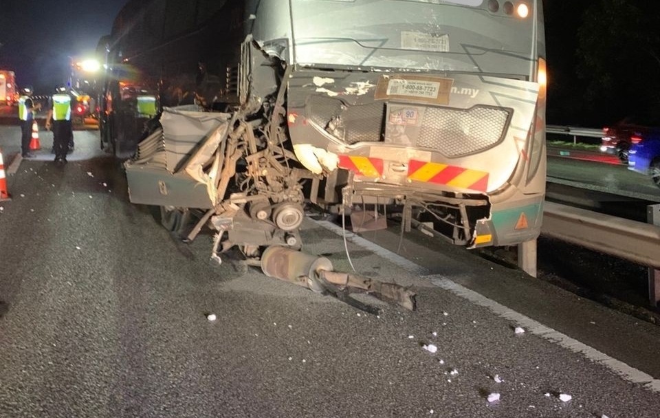 罗里追尾巴士 罗里司机受伤 巴士38人无恙