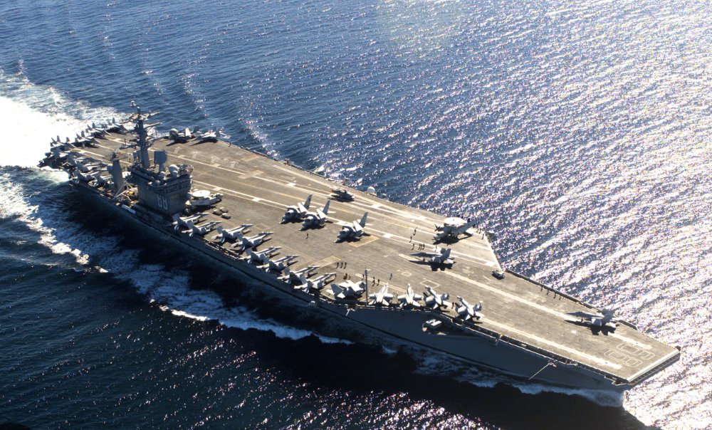 美军两飞机30分钟内先后在南海堕海 5名机组人员安全获救