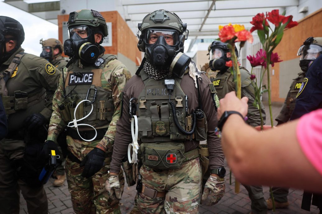 美国波特兰爆反派驻国民警卫队示威 执法人员发射催泪弹驱散