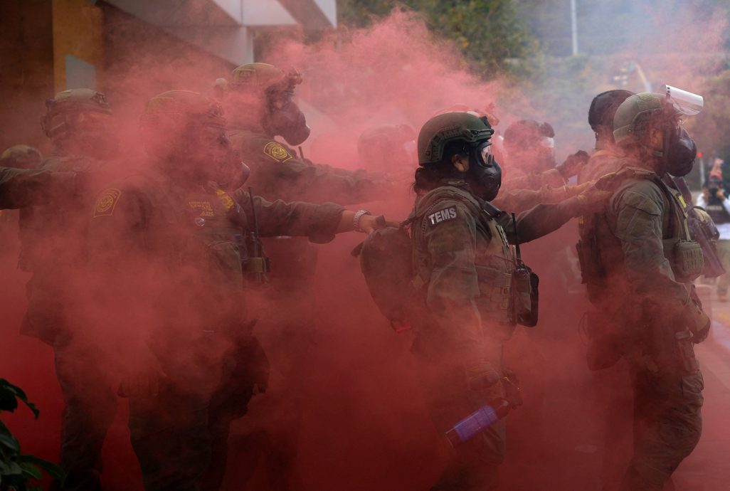 美国波特兰爆反派驻国民警卫队示威 执法人员发射催泪弹驱散