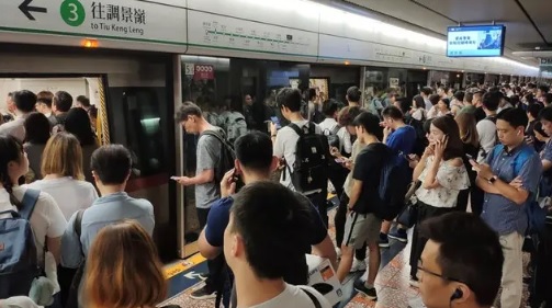 老伯插队被阻怒斥“欺负老人” 年轻人反酸:老了就可以插队?