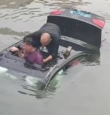 老妇闯红灯害轿车坠河 退伍军人跳河砸窗救人 “再晚就来不及!”