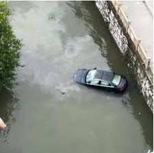 老妇闯红灯害轿车坠河 退伍军人跳河砸窗救人 “再晚就来不及!”