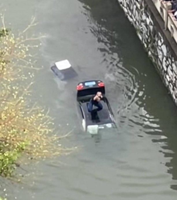 老妇闯红灯害轿车坠河 退伍军人跳河砸窗救人 “再晚就来不及!”