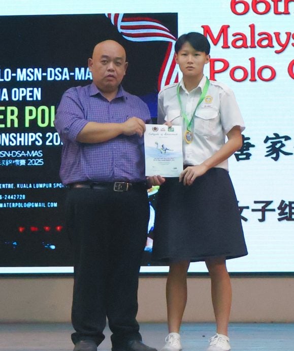 育才独中3泳将夺奖 为校争光