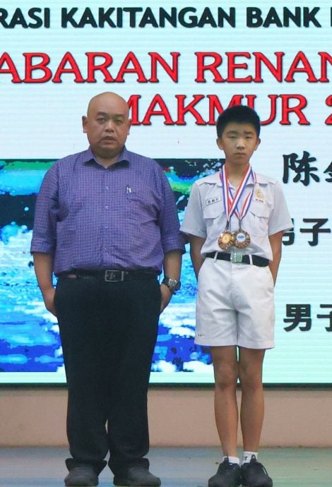 育才独中3泳将夺奖 为校争光