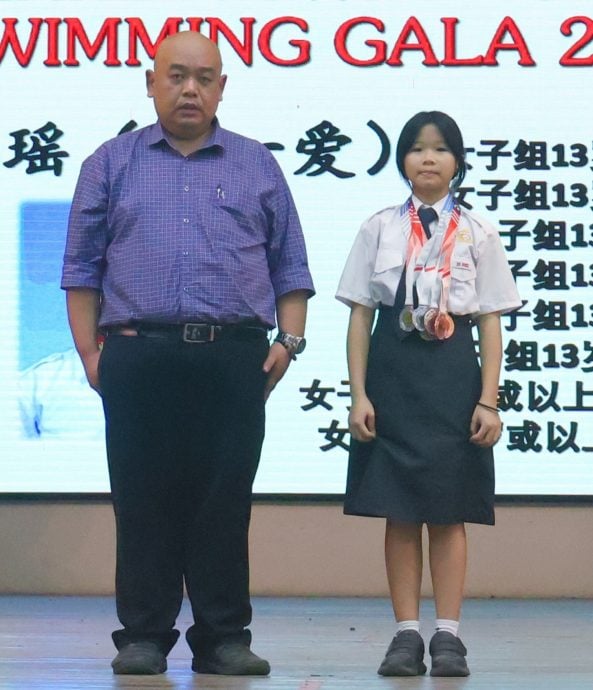 育才独中3泳将夺奖 为校争光