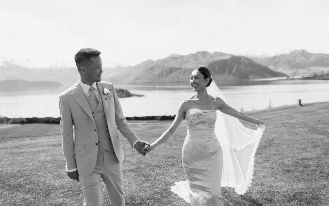 胡定欣官宣结婚 晒结婚照与老公牵手对望