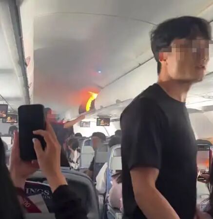 航班行李架烧起来!灭火后证实“又是行动电源”