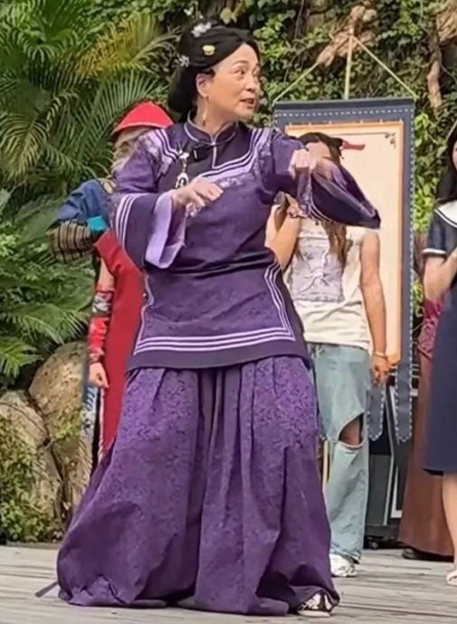 艺人新晋再就业舞台！苑琼丹李国麟换装中国景区打工