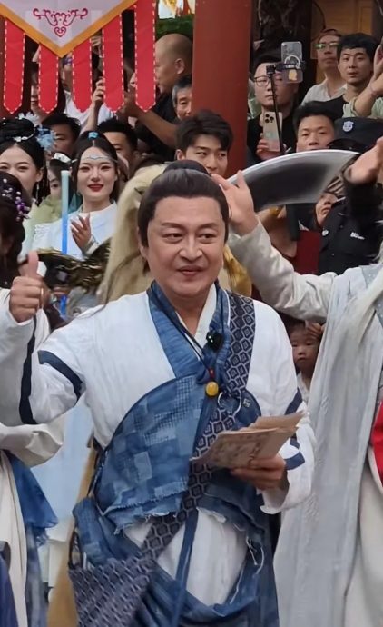 艺人新晋再就业舞台！苑琼丹李国麟换装中国景区打工