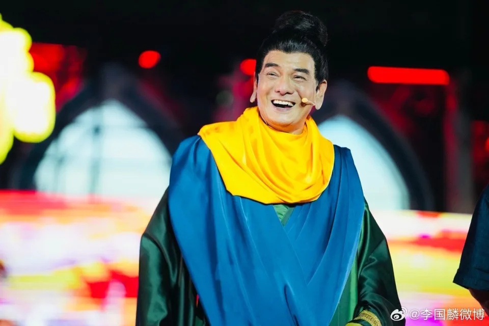 艺人新晋再就业舞台！苑琼丹李国麟换装中国景区打工