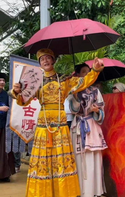 艺人新晋再就业舞台！苑琼丹李国麟换装中国景区打工