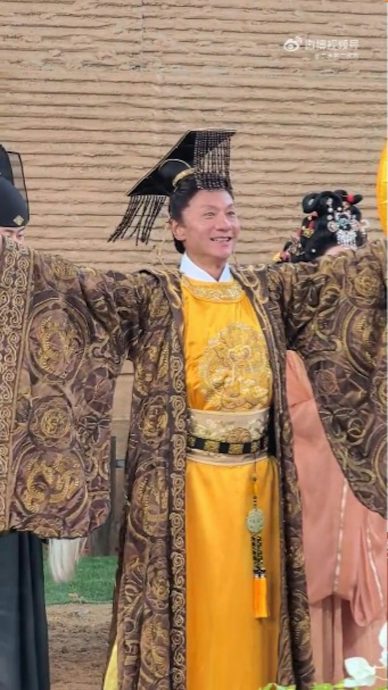 艺人新晋再就业舞台！苑琼丹李国麟换装中国景区打工