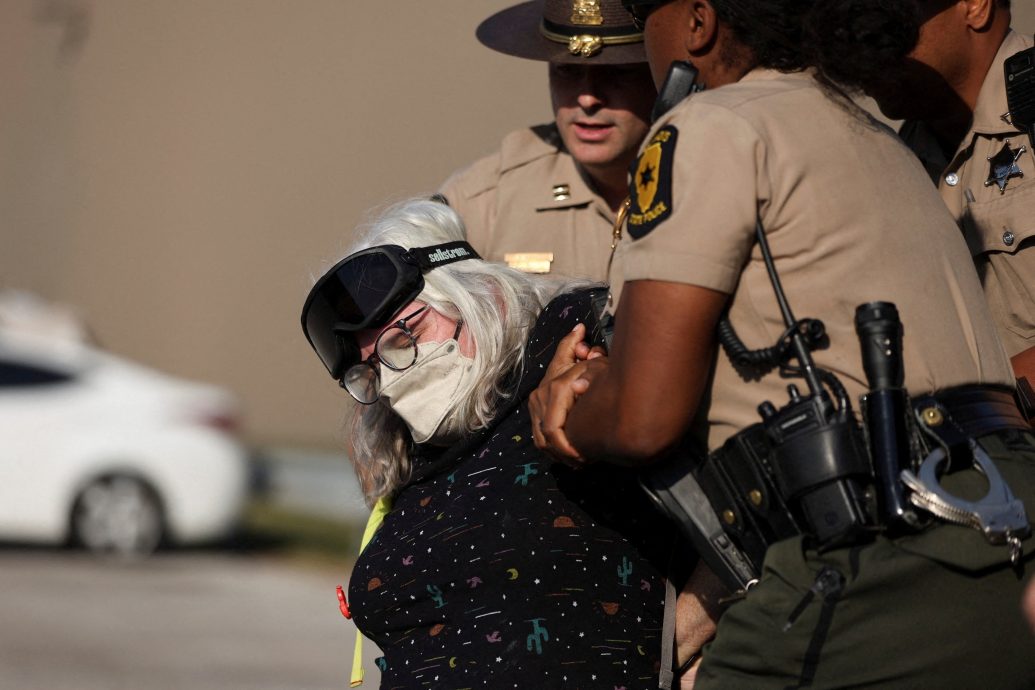 芝加哥移民设施警民冲突　数名抗议人士遭逮捕