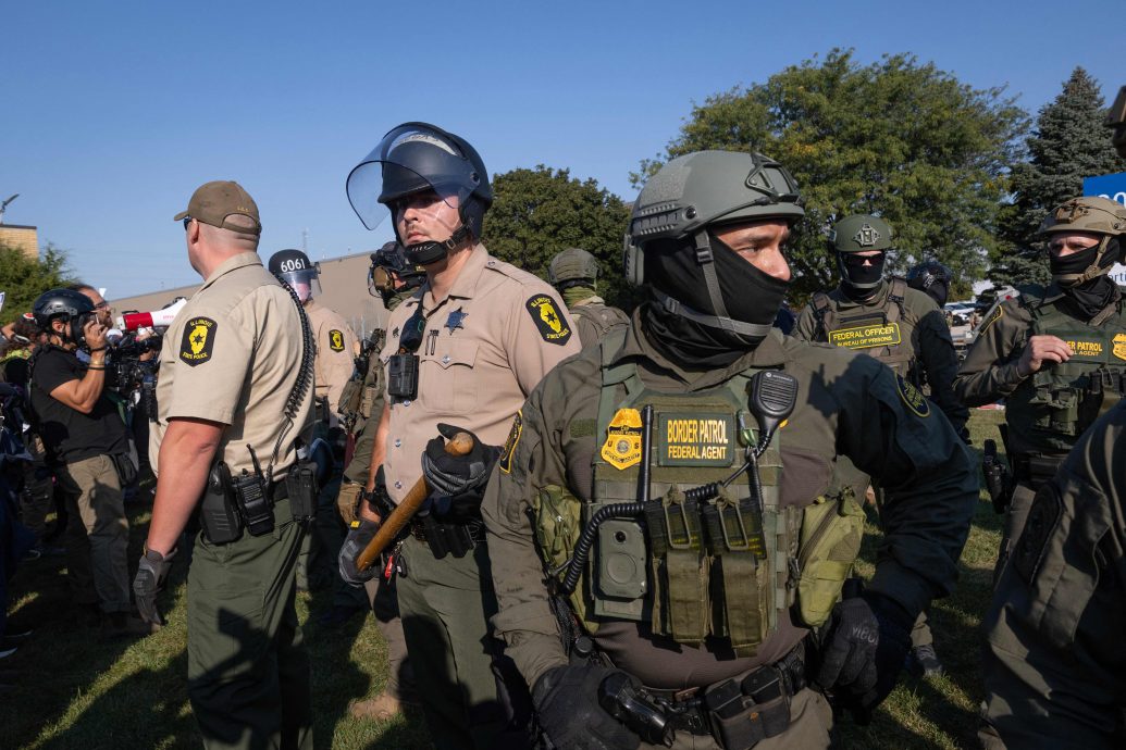 芝加哥移民设施警民冲突　数名抗议人士遭逮捕