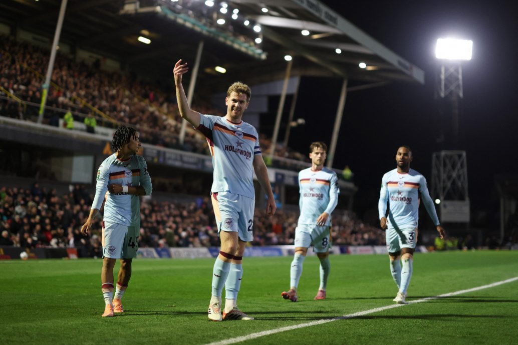 英格兰联赛杯足球赛| 布伦特福德大胜闯8强 村民点球战涉险过关<br />