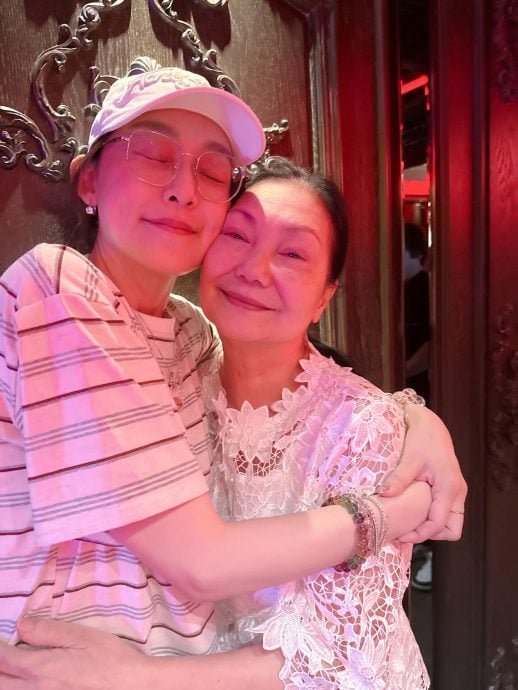 范玮琪中秋夜悼念大S 紧搂徐妈妈当母亲