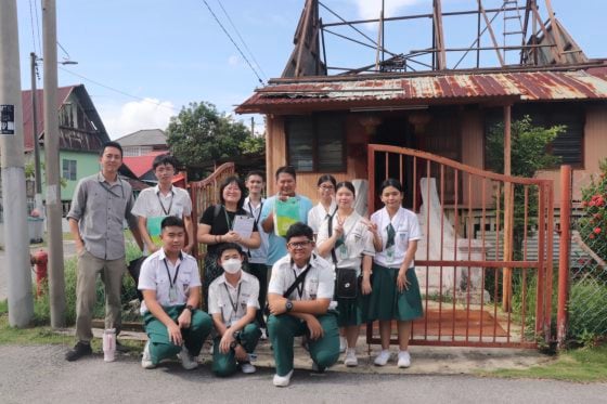 草稿筑迹/传承的意义:住在高脚屋里的两代华人与峇峇娘惹