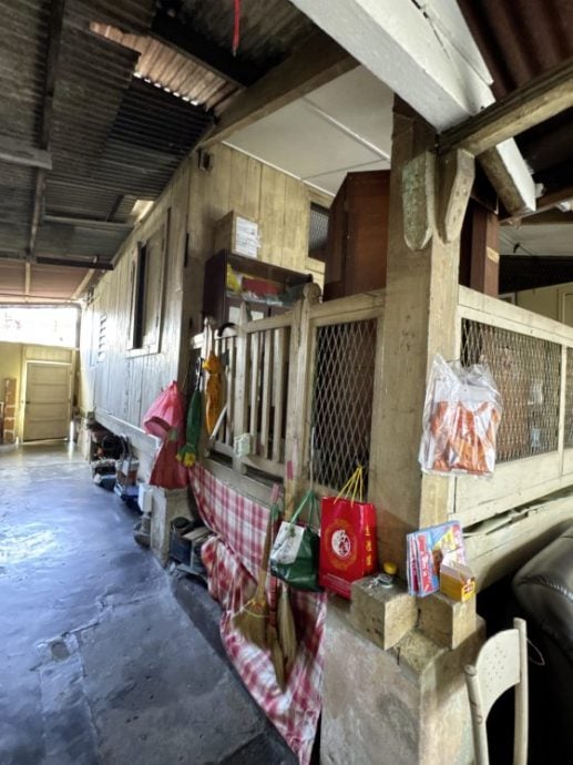 草稿筑迹/传承的意义:住在高脚屋里的两代华人与峇峇娘惹