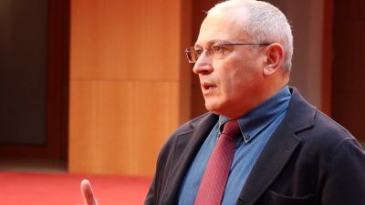 莫斯科在调查政变集团　包括流亡富豪、棋王与记者