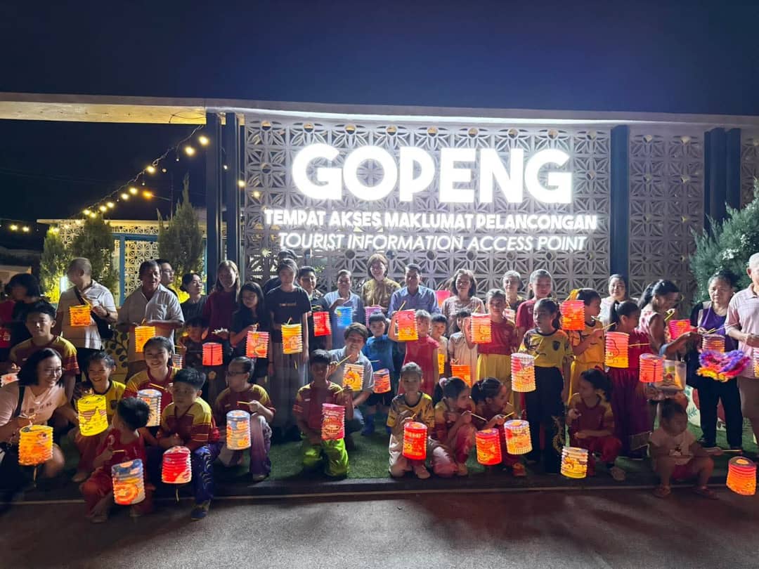 莱佛士花广场设旅游看板 黄诗情：进一步说好务边故事