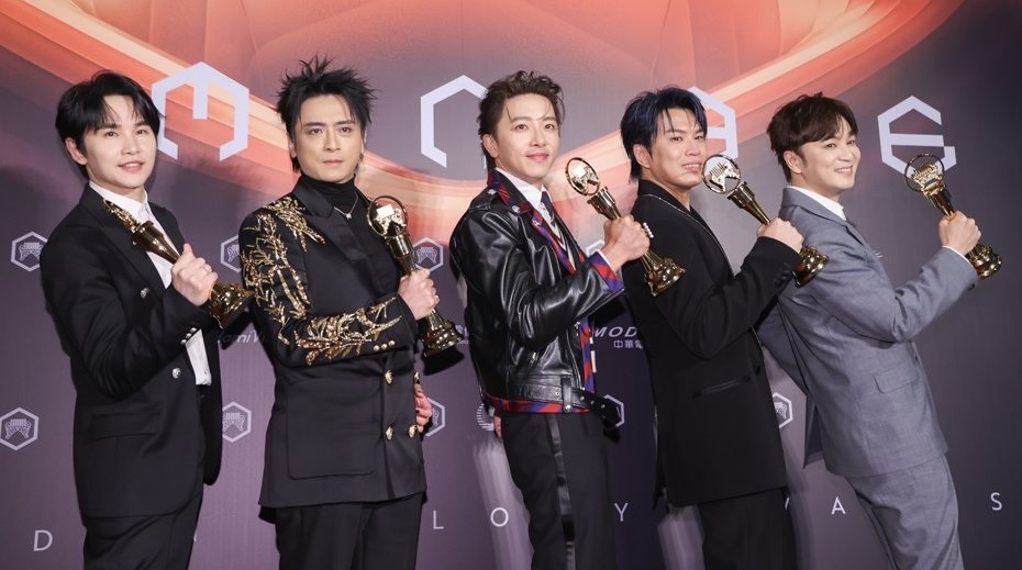 被指掩护坤达闪兵 柯佳嬿留言反击