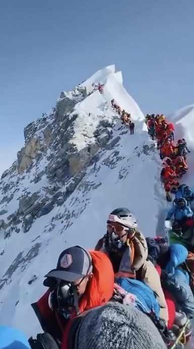 西藏珠峰营地暴雪困近千人 有人失温危殆