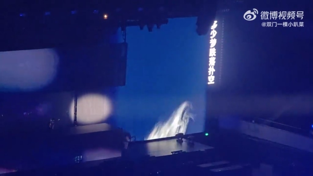 视频 | 从2米高舞台摔下 张靓颖幽默安慰歌迷