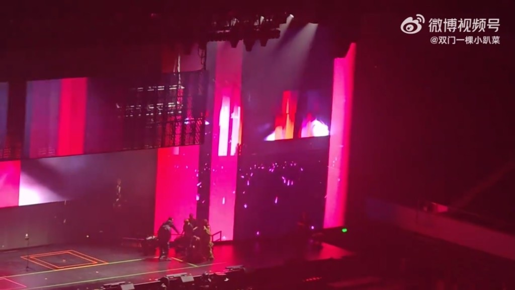 视频 | 从2米高舞台摔下 张靓颖幽默安慰歌迷