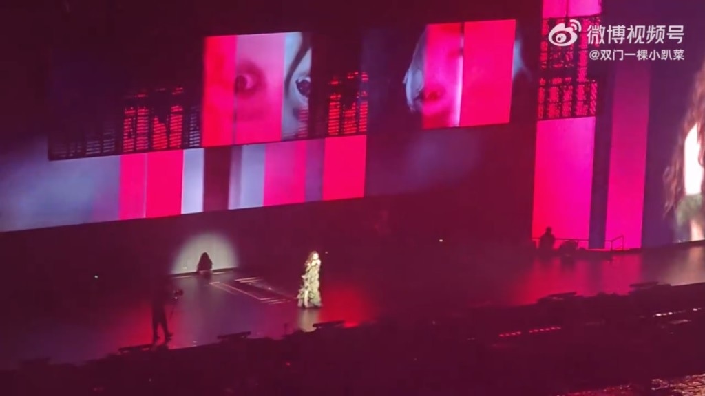 视频 | 从2米高舞台摔下 张靓颖幽默安慰歌迷