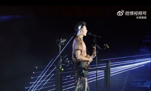 视频 | 谢霆锋重庆开唱遭雷射光命中头部！ 两度闪避画面曝光