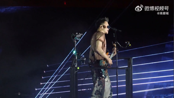 视频 | 谢霆锋重庆开唱遭雷射光命中头部！ 两度闪避画面曝光